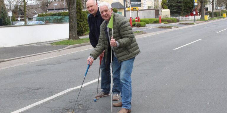 Hans-Dieter Heidenreich (r.) und Ortsvorsteher Jürgen Senne (beide SPD) auf der Dortmunder Allee. Sie luden im März 2017 nicht ganz Ernst gemeint ein zum Südkamener Straßencup ein, um auf den schlechten Straßenzustand aufmerksam zu machen.