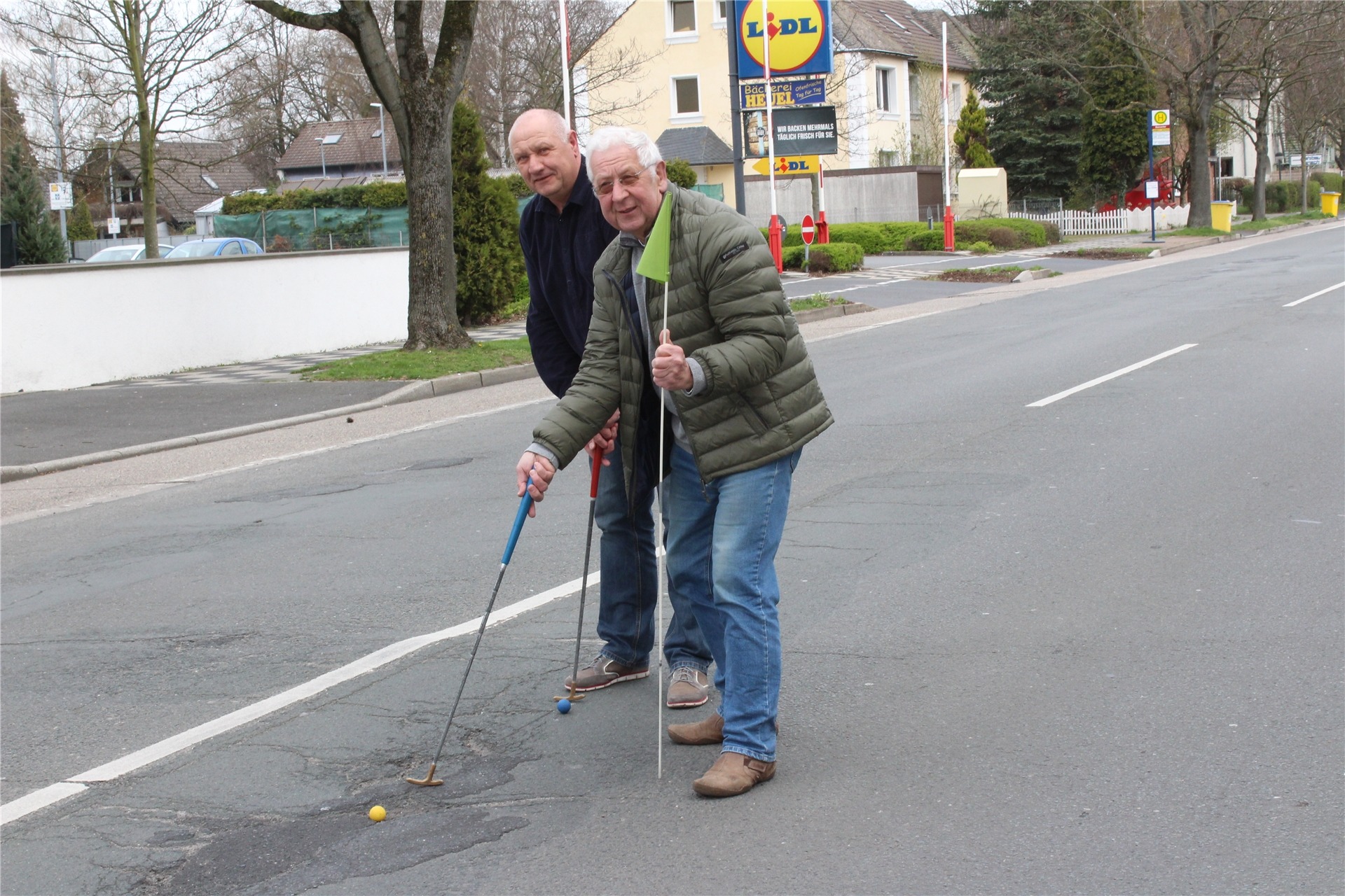 Hans-Dieter Heidenreich (r.) und Ortsvorsteher Jürgen Senne (beide SPD) auf der Dortmunder Allee. Sie luden im März 2017 nicht ganz Ernst gemeint ein zum Südkamener Straßencup ein, um auf den schlechten Straßenzustand aufmerksam zu machen.