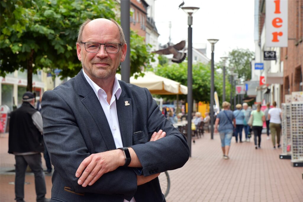 Rainer Schmeltzer ist seit dem Jahr 2000 Mitglied des NRW-Landtags. Rainer Schmeltzer ist seit dem Jahr 2000 Mitglied des NRW-Landtags.