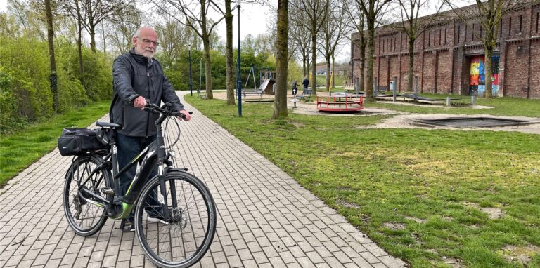 Ein Wunsch vieler Radfahrer, wie hier von Helmut Köppe, ist eine Streckenführung des Ruhrtalradweges durch den Himmelmannpark. Hiergegen wird der Fußgängerbetrieb und die dort geplante Internationale Gartenschau 2027 ins Feld geführt.