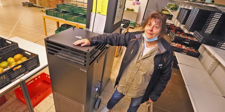 Die Tafel hat zurzeit viel zu viel ungenutzen Raum in ihrer Zentrale in Unna. Ausbleibende Lebensmittelspenden des Handels stellen die Versorgung Bedürftiger infrage. Die Vorsitzende Ulrike Trümper freut sich aber auch über die Bereitschaft der Bürger, die Lücken zu schließen.