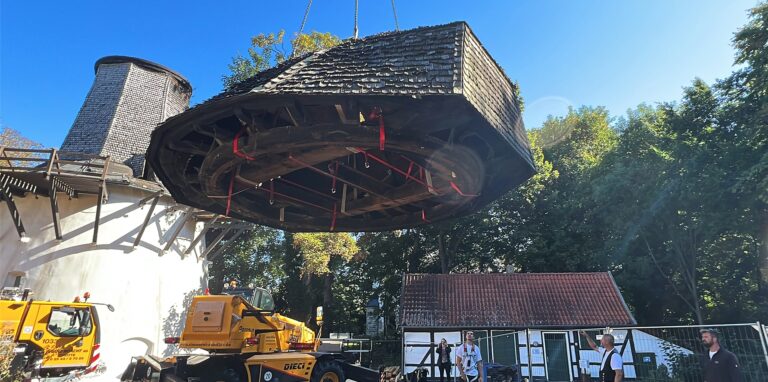 Von der Windpumpe am Friedrichsborn in Unna-Königsborn wird die Dachhaube abgenommen.
