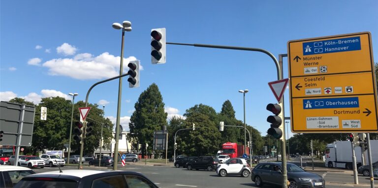 Auch an der Kreuzung Konrad-Adenauer-Straße/Viktoriastraße in Lünen werden demnächst Wartungsarbeiten an den Ampeln durchgeführt. Das hat Folgen für den Verkehr.