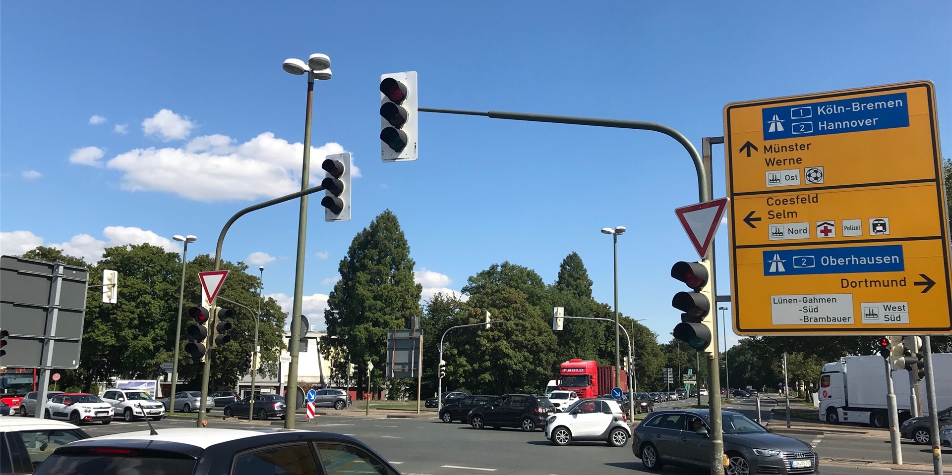 Auch an der Kreuzung Konrad-Adenauer-Straße/Viktoriastraße in Lünen werden demnächst Wartungsarbeiten an den Ampeln durchgeführt. Das hat Folgen für den Verkehr.