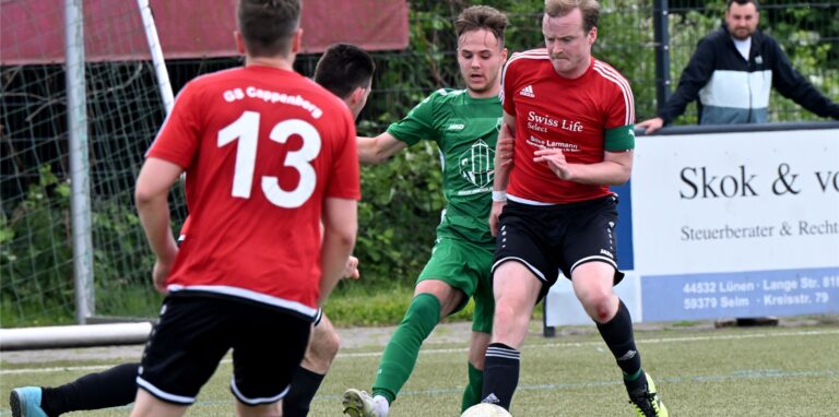 In der vergangenen Saison trafen Henrik Telgmann (r.) mit GS Cappenberg und Jan-Luca Szafruga mit den PSV Bork noch in der Kreisliga B aufeinander.