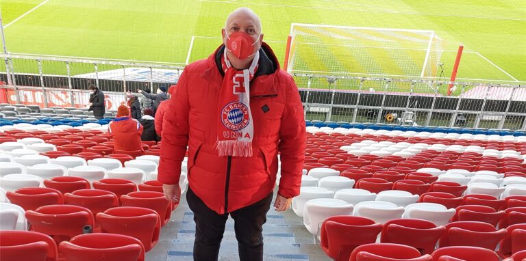 anklub-Präsident der Hellweg Bazis Unna steht in der Allianz Arena in München.