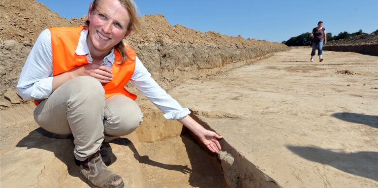 Auch auf dem Schürenfeld an der B233 haben die Archäologen, hier auf dem Foto Melanie Eigen, schon Grabungen vorgenommen.