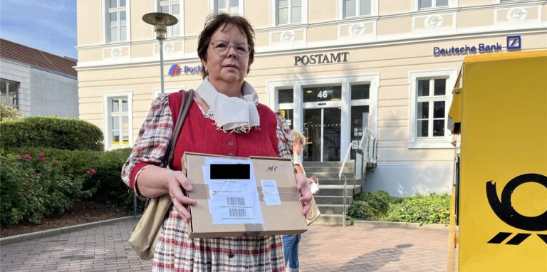 Beate Eilbracht steht vor der Hauptpost in Unna.