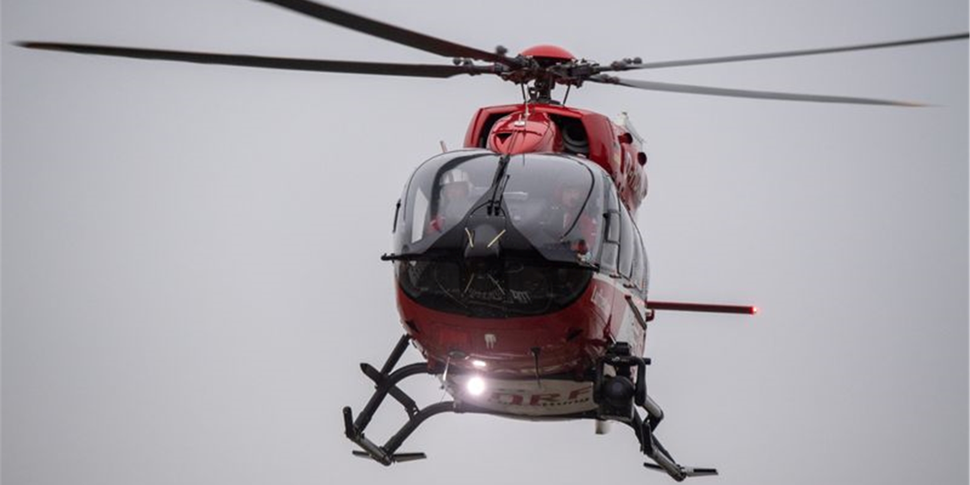 Ein Rettungshubschrauber fliegt über den Flugplatz eines Krankenhauses.