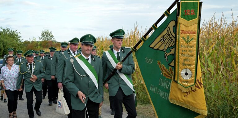 Über den Kreisverkehr bei Icopal marschierten die Schützen zur Familie Schulze Froning.