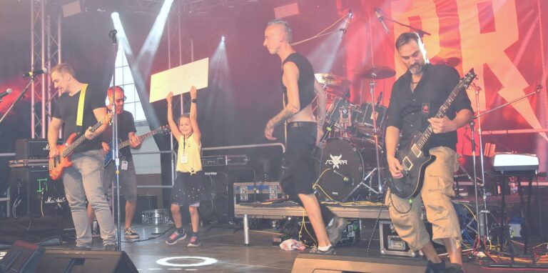 Mit „A Little Tree“ startete die Veranstalter-Band „More than Noise“ gemeinsam mit dem Titelgirl „Sarah“ mit harten Rhythmen in den Abend.