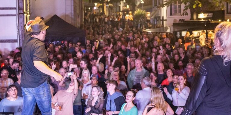 Spitzenstimmung beim Stadtfest Unna: Nicht nur an der Hauptbühne auf dem Markt feierten die Menschen, sondern auch an den anderen Standorten wie hier am Morgentor.