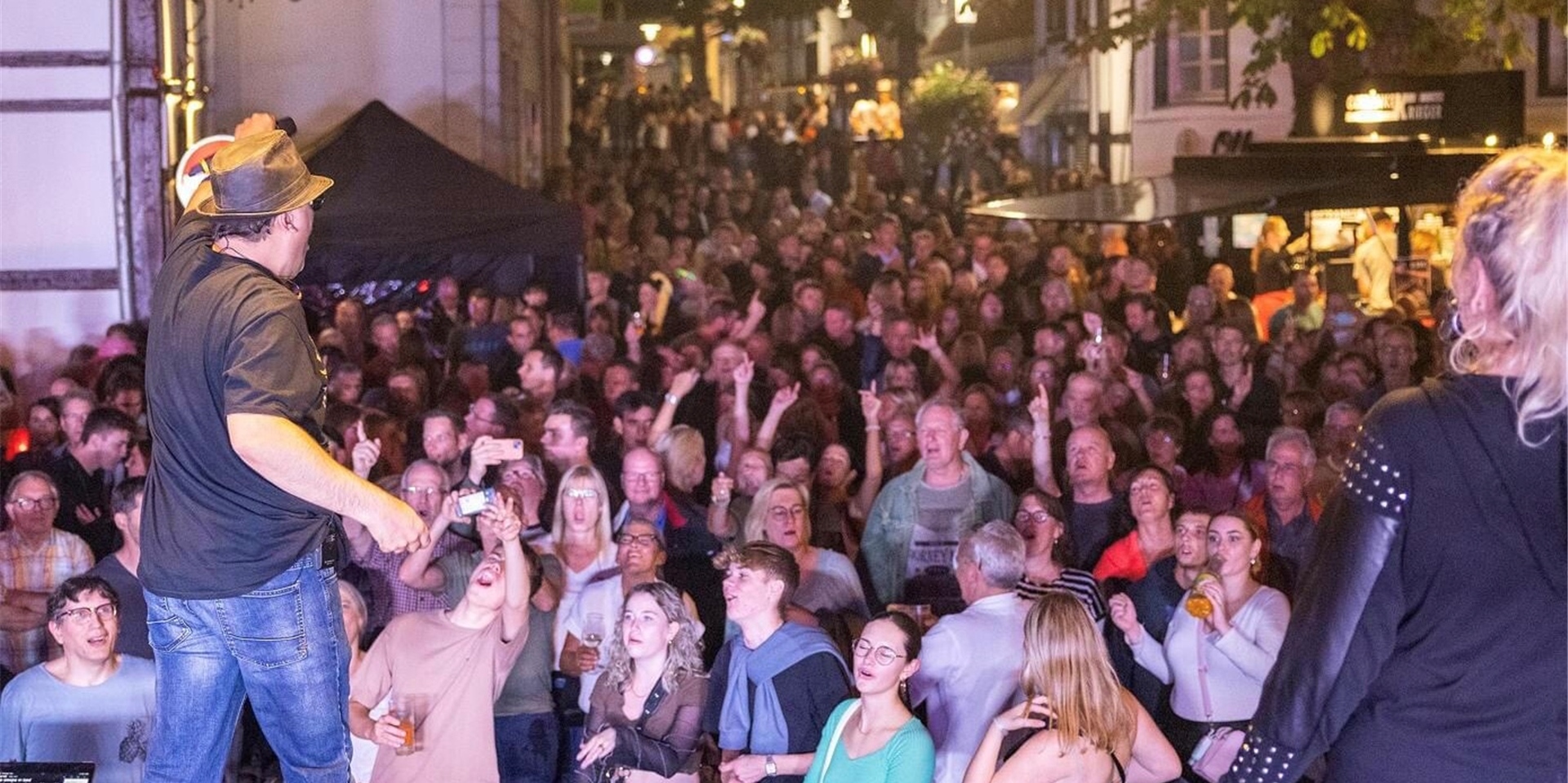 Spitzenstimmung beim Stadtfest Unna: Nicht nur an der Hauptbühne auf dem Markt feierten die Menschen, sondern auch an den anderen Standorten wie hier am Morgentor.