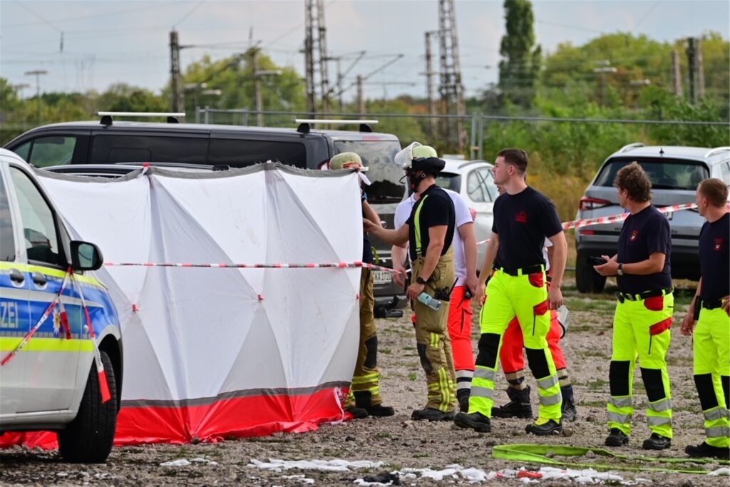 Mit Sichtschutzwänden ist der Unfallort abgeschirmt, an dem ein Kleinflugzeug auf dem Parkplatz des Zirkus FlicFlac abgestürzt ist.