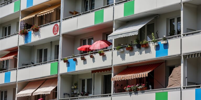 Ein Mann ist in Mönchengladbach nach einem Sturz vom Balkon gestorben (Symbolbild).
