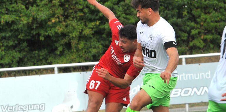 Koray Sener drischt den Ball nach vorne.
