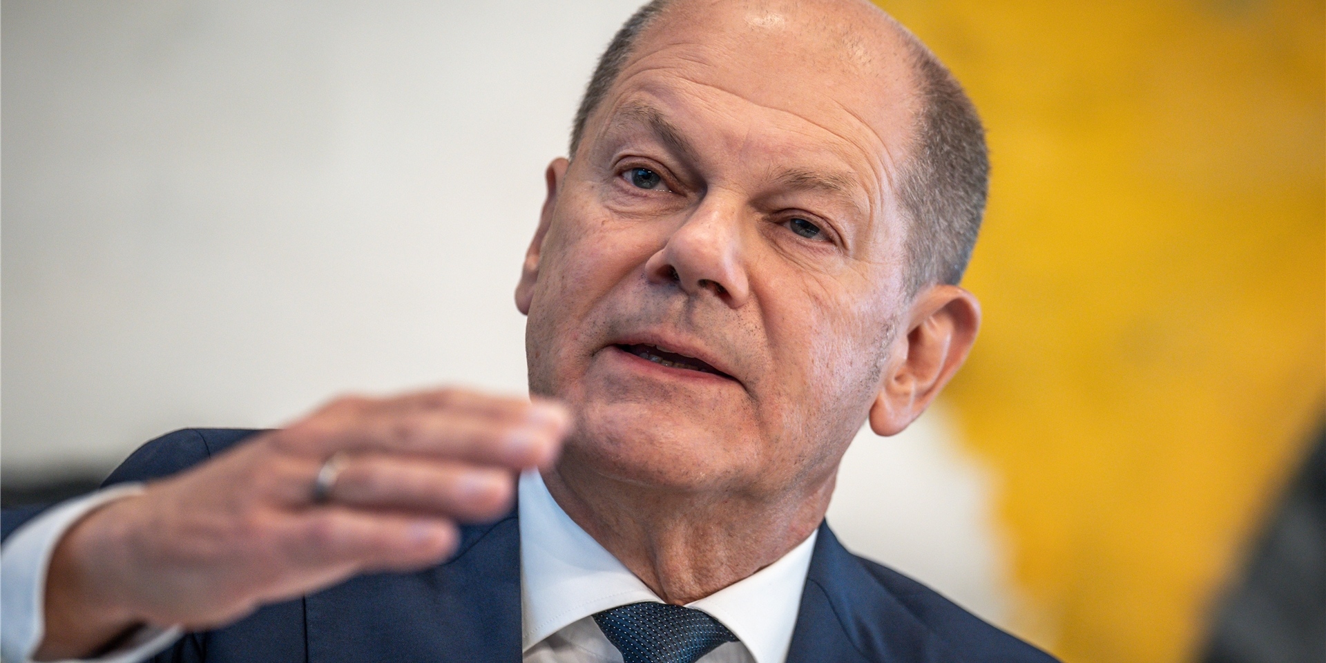 Bundeskanzler Olaf Scholz (SPD) nimmt an der Pressekonferenz nach den Beratungen von SPD, Grünen und FDP im Koalitionsausschuss teil.