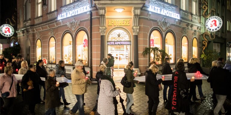 Demonstranten hielten am 15. November 2017 vor der „Alten Apotheke“ in Bottrop eine Liste mit Namen von über 4000 mutmaßlich Geschädigten in den Händen.