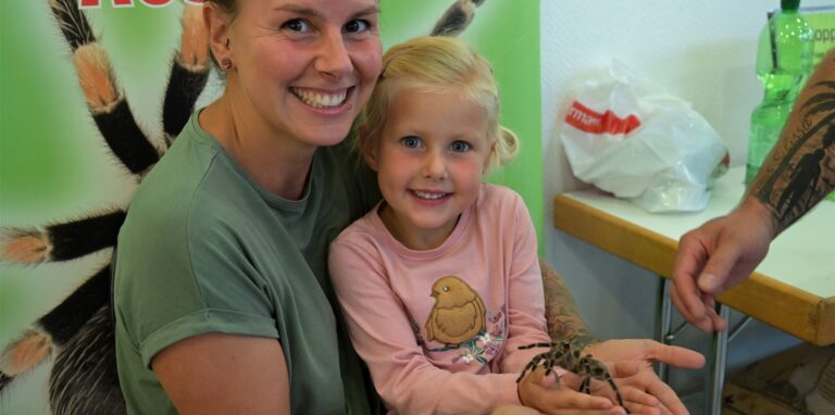 Die beiden Besucher nahmen eine Spinne sogar auf die Hand.