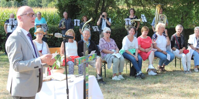 Im Freiluft-Gottesdienst auf der Wilhelmshöhe gab Superintendent Dr. Karsten Schneider erste Eindrücke an die Gemeinde weiter. Er hatte die neue Visitationsform eingeführt.
