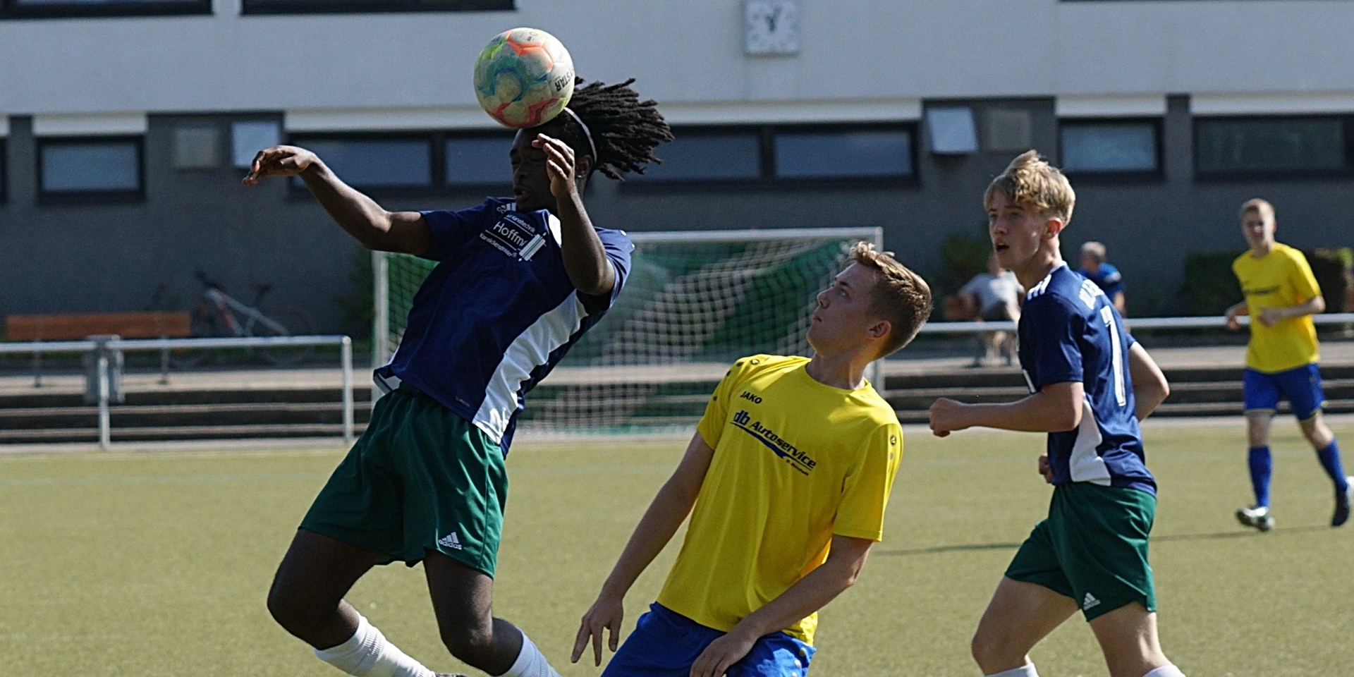 Derrel Domke (l.) im Kopfballduell mit seinem Gegenspieler. Die U19 des HSC konnten ein 0:4 nicht mehr aufholen.