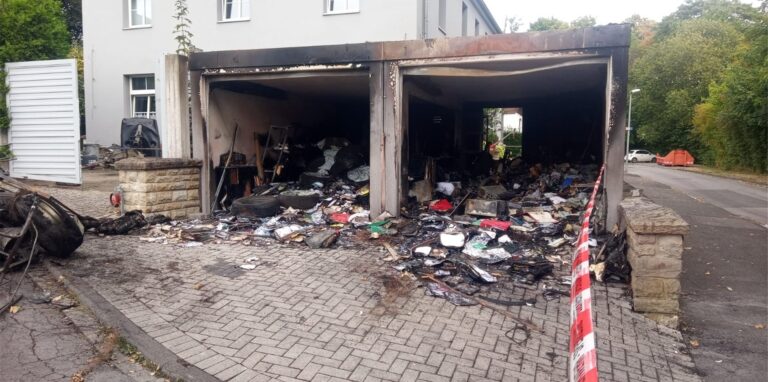 Der zweite Garagenbrand an der Sümbergstraße in Fröndenberg innerhalb weniger Wochen hat einen Haufen Schutt zurückgelassen.