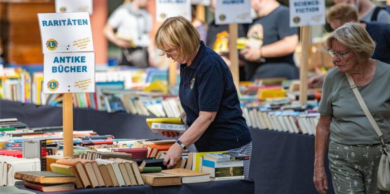 Beim Büchermarkt werden während des Stadtfests Unna in der Bürgerhalle zahlreiche Bücher verkauft.