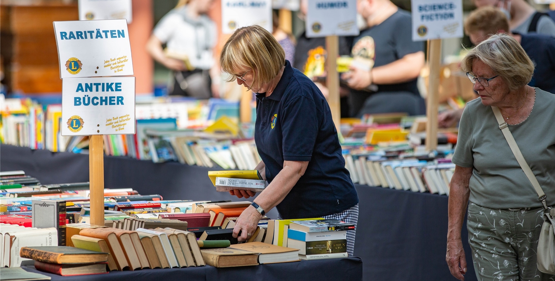 Beim Büchermarkt werden während des Stadtfests Unna in der Bürgerhalle zahlreiche Bücher verkauft.
