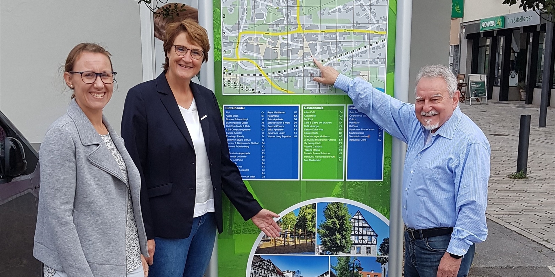 Stellten die neuen Hinweisschilder vor (v.l.): Wirtschaftsförderin Mareike Büscher, Bürgermeisterin Sabina Müller und Werberingchef Wolfgang Hüttner.