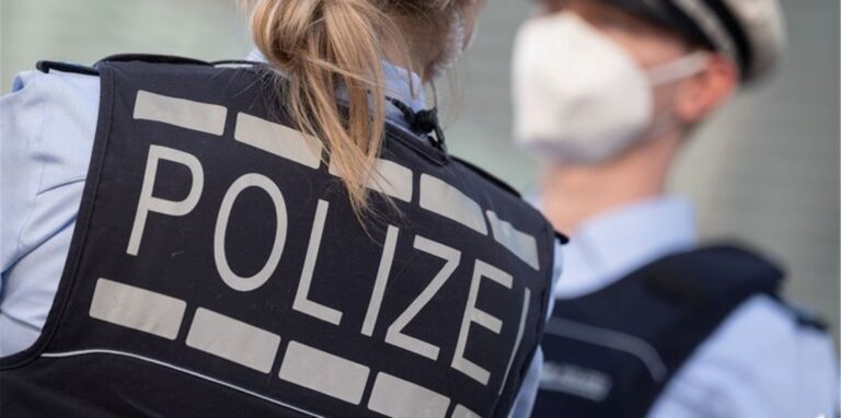Zwei Polizisten mit Maske.