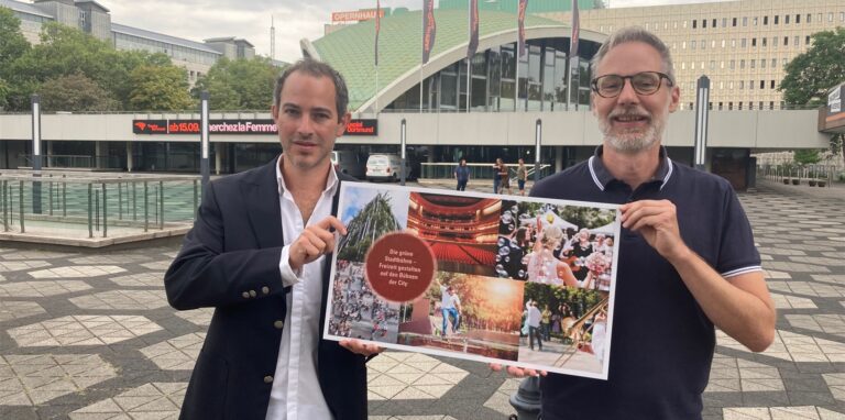 Theaterdirektor Tobias Ehinger (l.) und Tilmann Insinger vom Amt für Stadterneuerung werben für die „Stadtbühne“ im Süden der City.