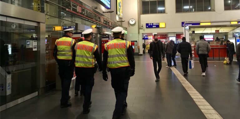 Bundespolizisten entdecken jungen Erwachsenen mit täuschend echt aussehender Waffe.