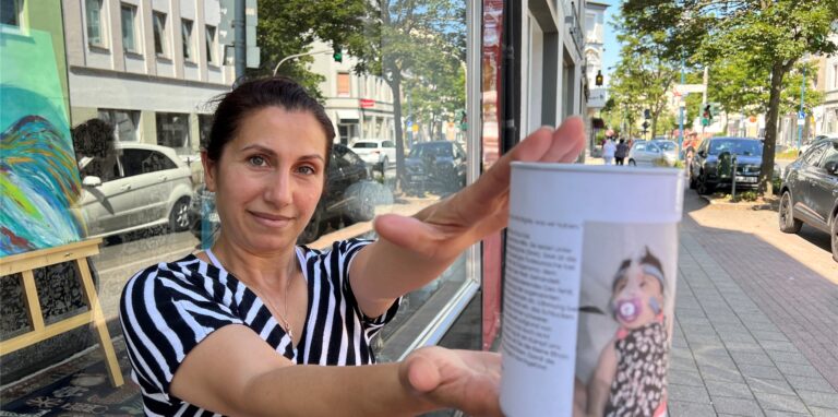 Sammelt Spenden für ein krankes Kind in der Türkei: die Holzwickeder Teppichhändlerin Hami Sepik.