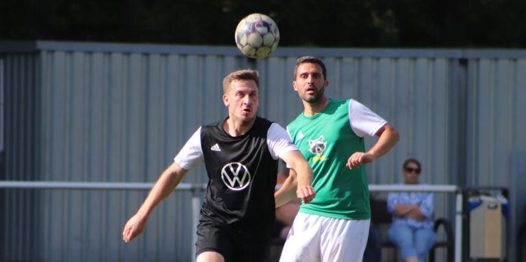 Preußen Lünens spielender Co-Trainer Maik Küchler (l.) ist mehr als zufrieden mit dem Saisonstart seiner Mannschaft.