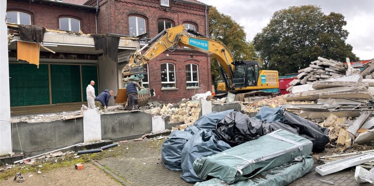 An der Schillerschule in Massen lässt die Stadt Unna einen neuen Kindergarten und ein Gebäude für die Offene Ganztagsgrundschule errichten. Angesichts der Kostenentwicklungen in der Baubranche wird auch dieses Vorhaben mehr Geld benötigen als angenommen.