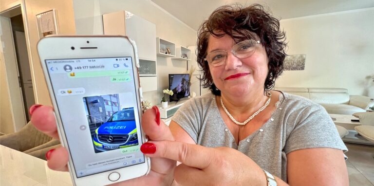 Patrizia Vinci Musca aus Unna zeigt an ihrem Handy einen Whatsapp-Chat mit Betrügern