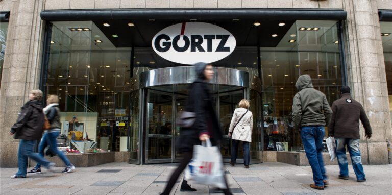 Passanten gehen vor dem Eingang des Hauptgeschäfts der Schuhhandelskette Görtz entlang.