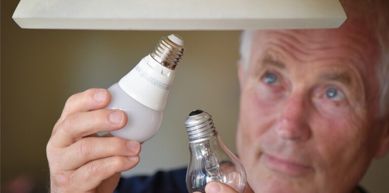 Herkömmliche Glühbirnen gegen energiesparendere Lampen austauschen – das ist eine der geplanten Maßnahmen der Gemeinde Holzwickede. (Symbolbild)