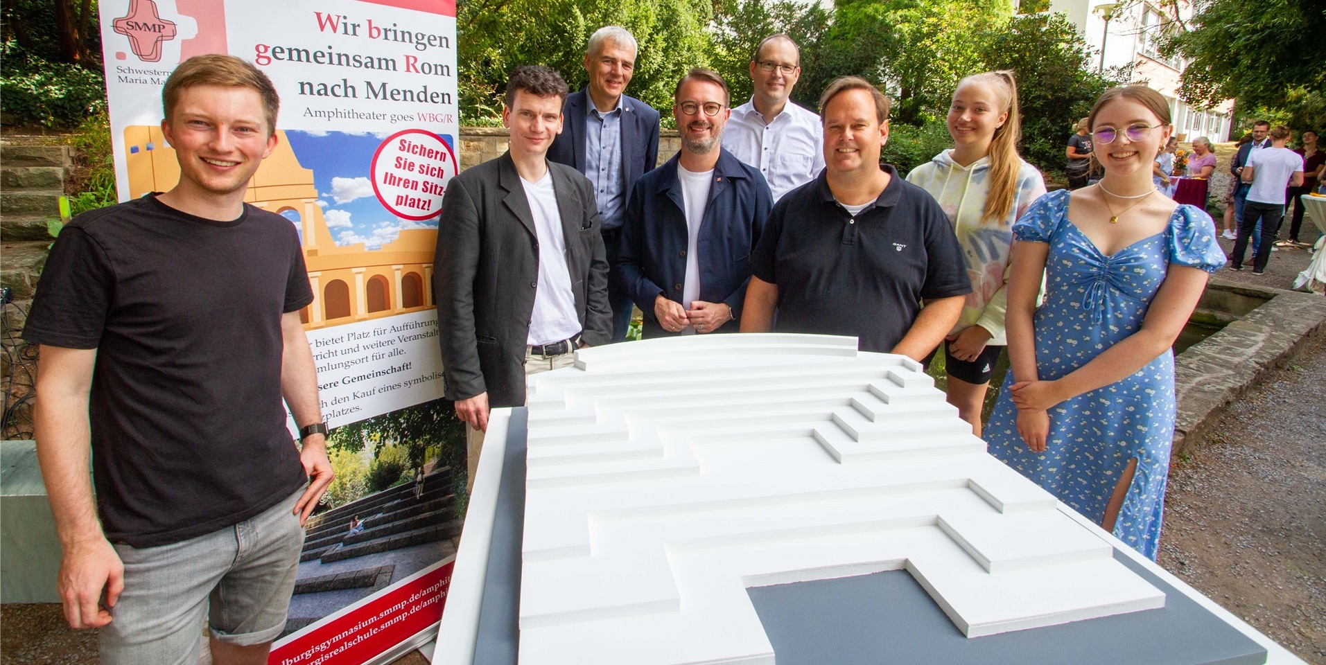 Wollen gemeinsam ein Stück Rom nach Menden bringen (v.l.): Architekturstudent Jonas Ueding, Kunstlehrer Christian Block, Geschäftsführer Raphael Ittner, die Schulleiter Marcus Köchling und Dr. Ansgar Bornhoff, der Vorsitzende des Ehemaligenvereins Alumni WBG e.V., Herwig Weber, sowie die Schülersprecherinnen Anna Lena Hartmann und Nela Kruschinski.