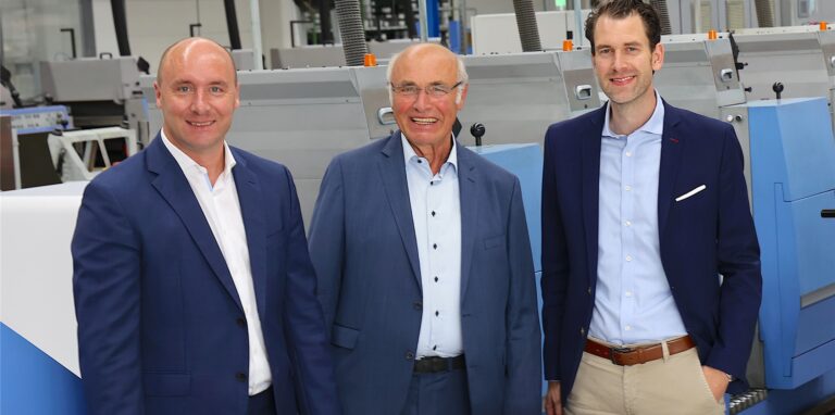 Thomas und Philipp mit ihrem Vater Ulrich Halbach in der Hochtechnik-Druckerei: Sie freuen sich auf das Familienfest.