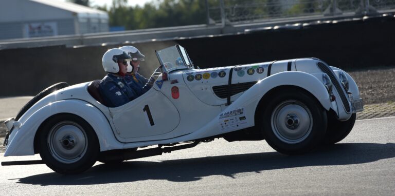 Uli Sauer (83) aus Iserlohn nahm mit seinem BMW 328 von 1938 am Oldtimer-Grand-Prix am Nürburgring teil.