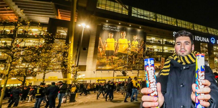 Smarties als Attrappen: Unser Autor Lukas Wittland (links) hat mit einem Freund getestet, wie schwierig es ist, Bengalos ins Stadion zu schmuggeln.