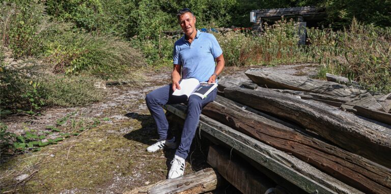 Volker Goeke ist ernüchtert: Auf dem verwilderten Grundstück darf kein Biergarten entstehen.