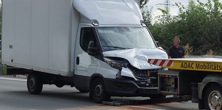 Unfall auf der Autobahn 44 bei Unna: Eines der beteiligten Fahrzeuge war dieser Kleintransporter.