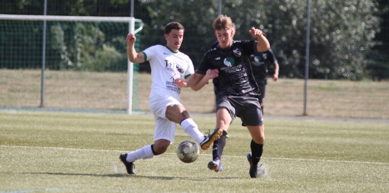 Matthis Fritsch (r.) traf direkt in seinem ersten Senioren-Derby für den PSV Bork.