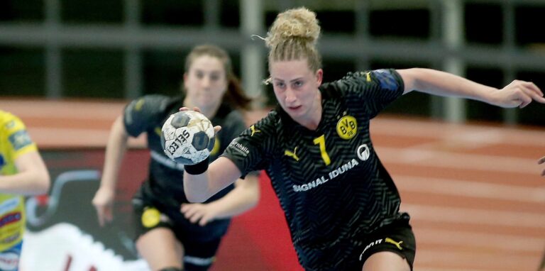 BVB-Spielerin Mia Zschocke prellt den Ball und stürmt nach vorne.