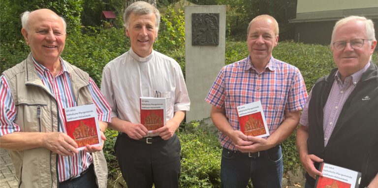 Friedhelm Hershoff (von links), Pastor Bernhard Middelanis, Wolfgang Nowak und Martin Möllers präsentieren die Festschrift zum 125-jährigen Bestehen der Liebfrauengemeinde.
