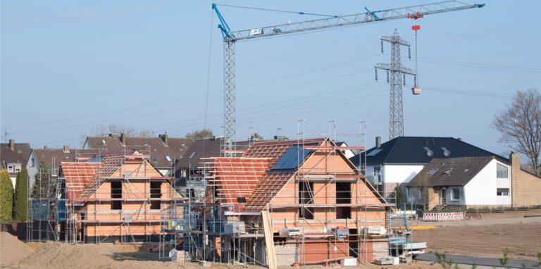 Eine Neubausiedlung mit Häusern im Rohbau.