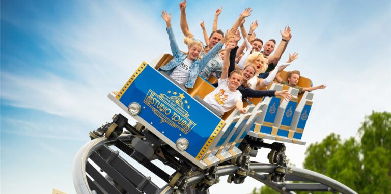Besucher auf der Achterbahn im Movie Park in Bottrop-Kirchhellen.