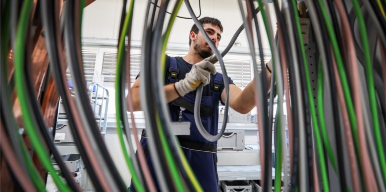 Wie ist die Nachfrage nach E-Autos aktuell? Sind die elektrisch betriebenen Fahrzeuge auch wirklich umweltfreundlicher? Wir haben einen Experten befragt.